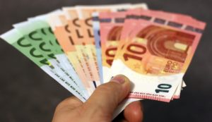 Eri suuruisia euro seteleitä.